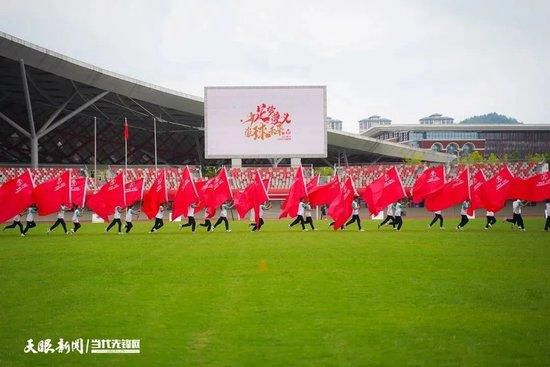 第38分钟，切尔西反击机会中路帕尔默直塞球布罗亚禁区右路挑射破门，随后裁判吹罚越位在先进球无效。